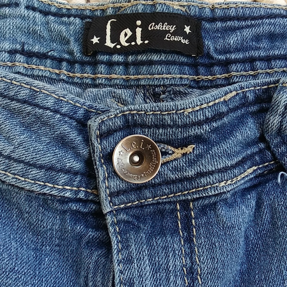L.e.i Blue Jean Shorts - Picture 2 of 14